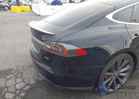 2013 Tesla Model S Performance z USA, uszkodzony, nr VIN 5YJSA1DP2DFP27683
